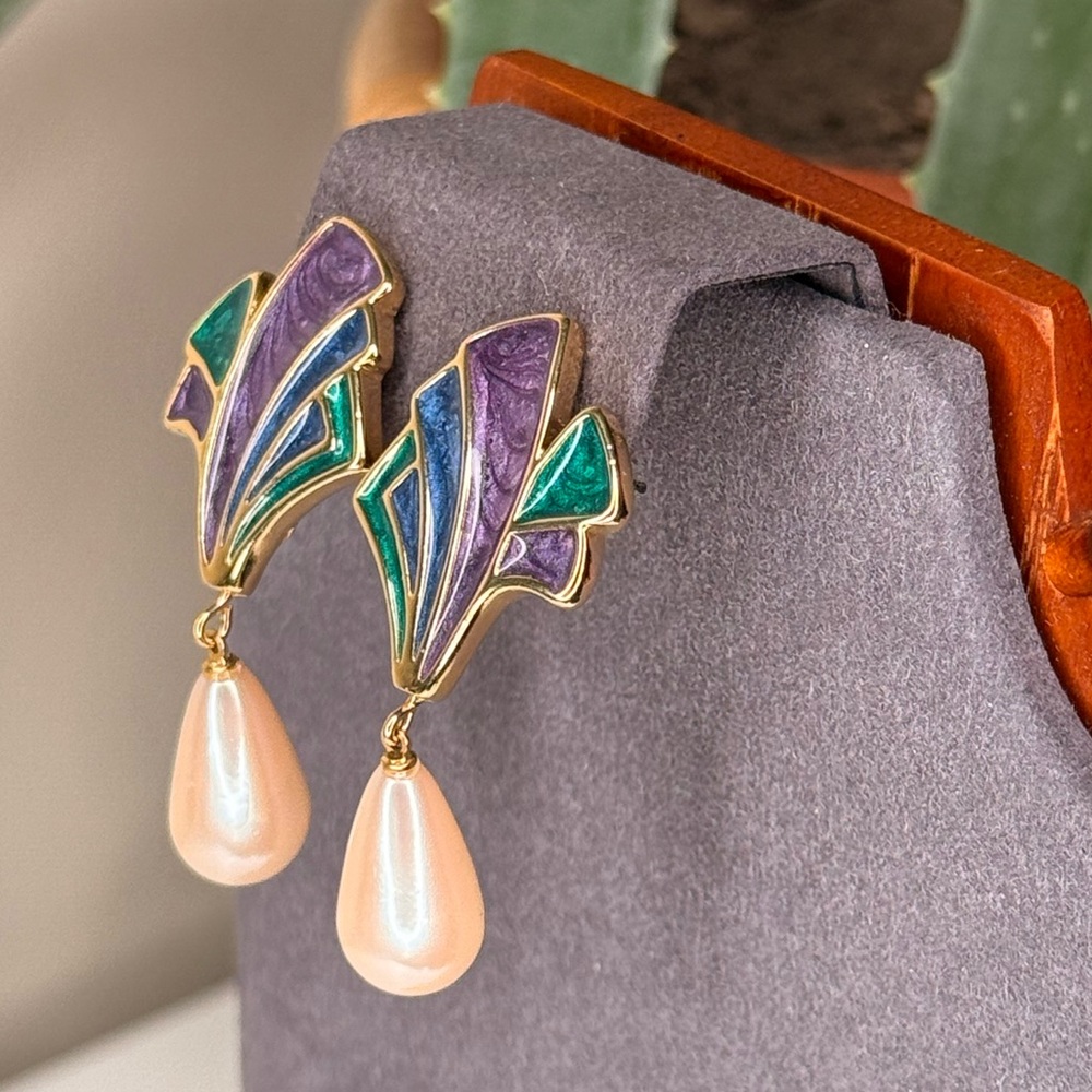 Vintage Trifari Enamel Drop Earrings Purple Green Blue Faux Pearl Clip On 1980s - Picture 2 of 7